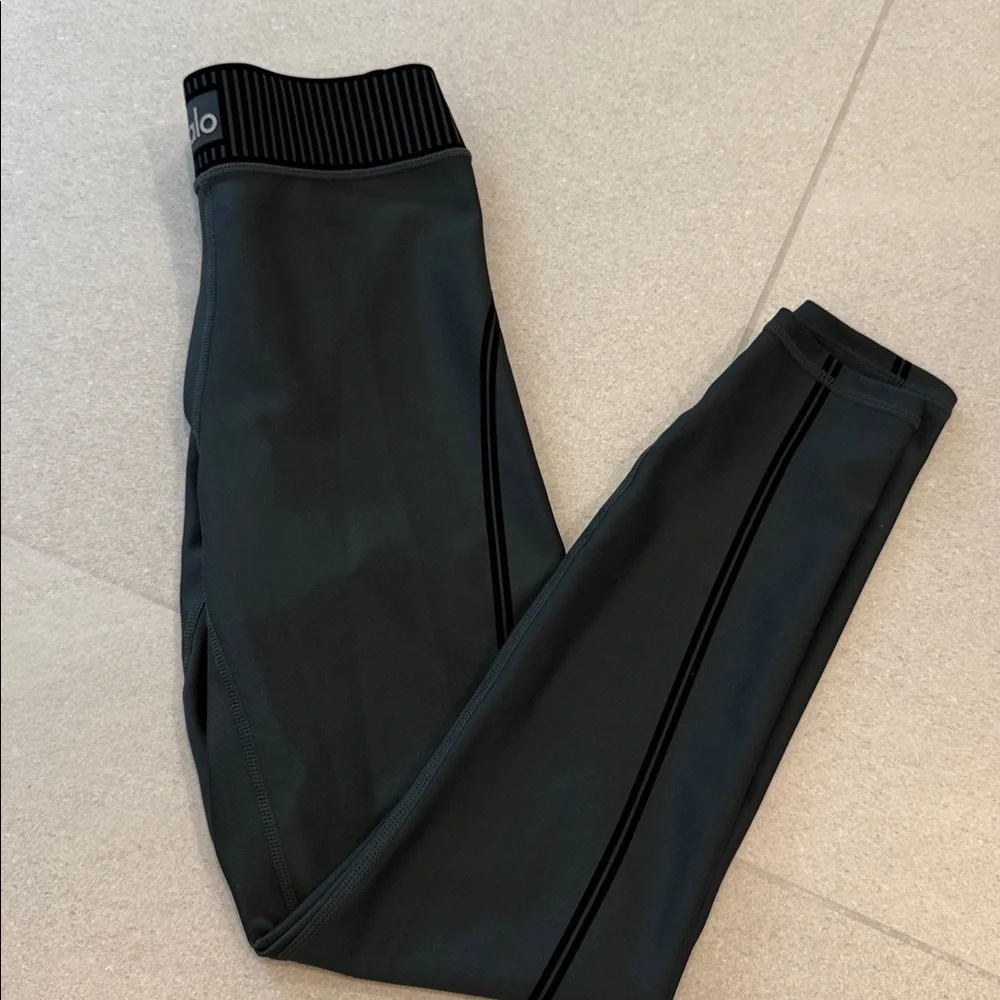 Alo Yoga Airlift High-Waist 7/8 Line Up Legging! - Picture 15 of 15